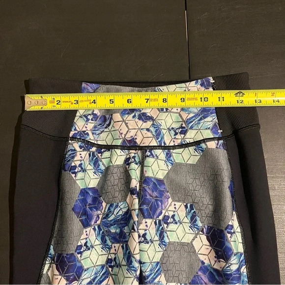 CALIA by Carrie Underwood Size Small Essential Geo Printed Tulip Hem Legging - Picture 10 of 12